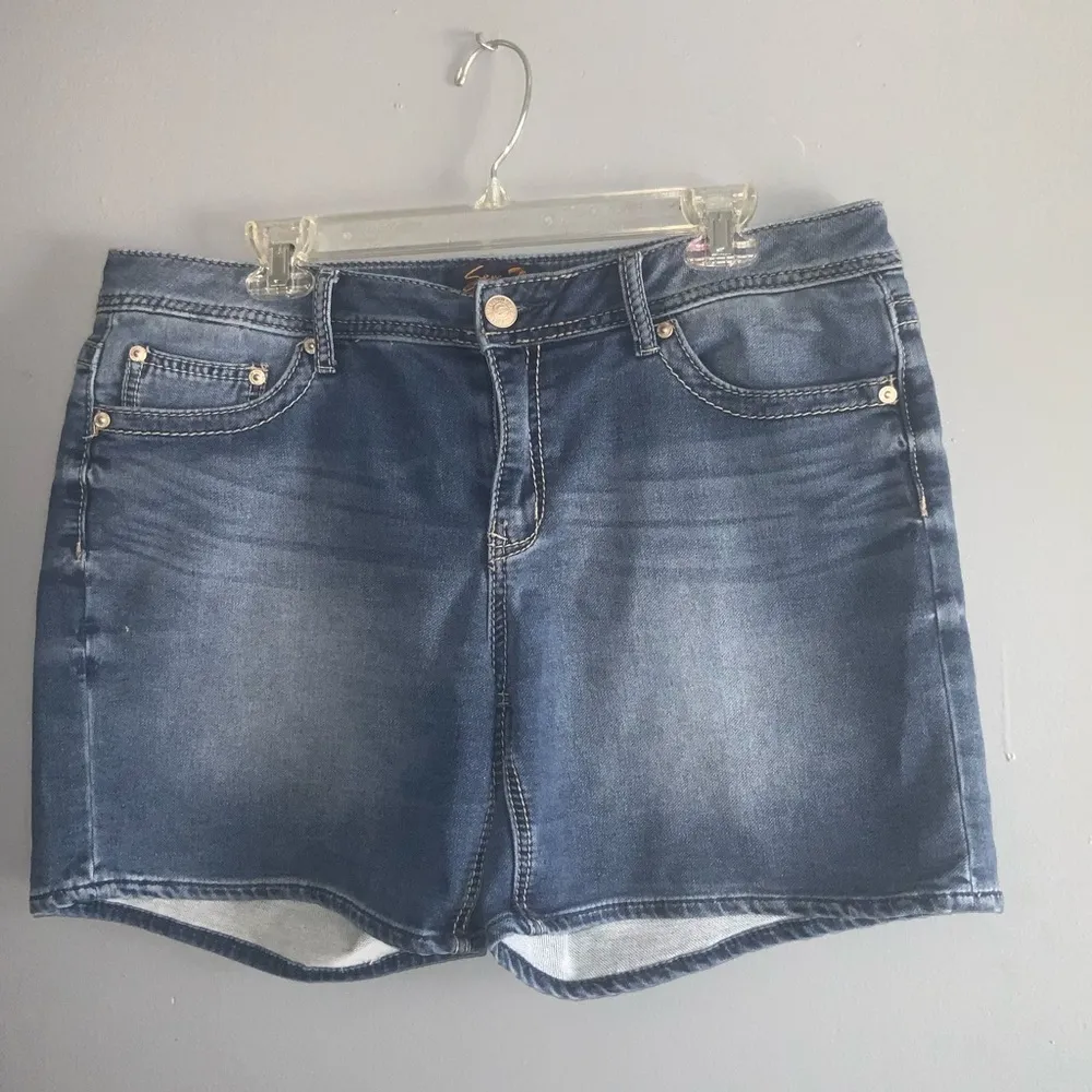 Seven7 Blue Faded Denim Mid Rise Straight Hem Shorts Size 14 - Image 2