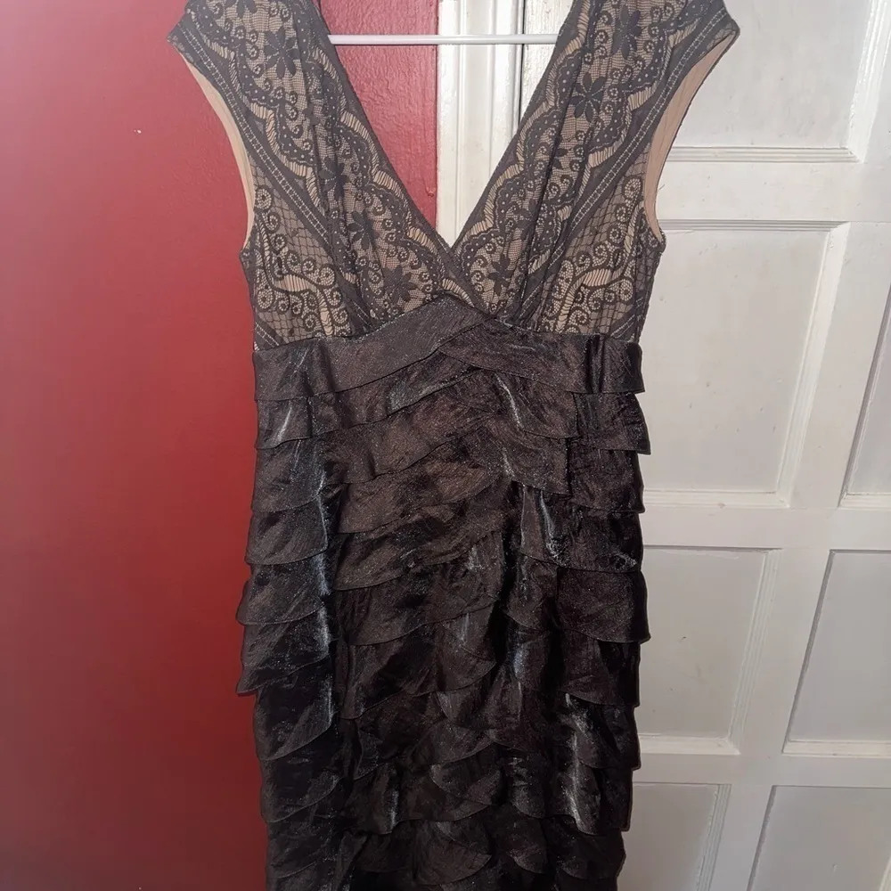 Adrianna Papell Lace Top Satin Layers Slimming Pewter Glam Maxi Formal Dress - Image 4