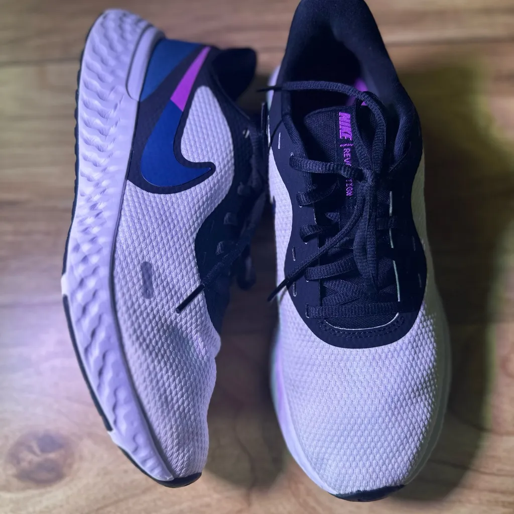 Nike Women's White, Black, and Purple Athletic Shoes - Image 7