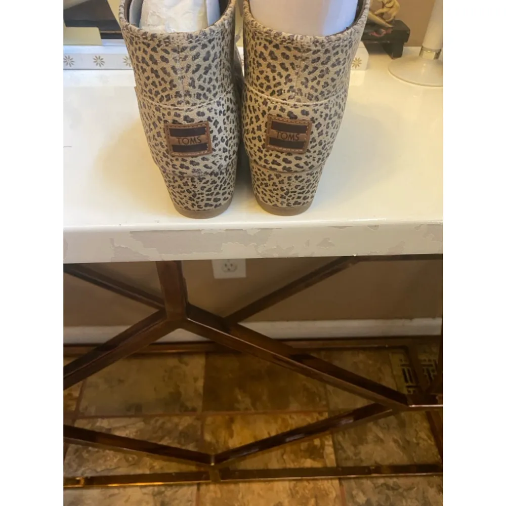 Tom’s animal print wedge bootie lace tie up size 5 - Image 2