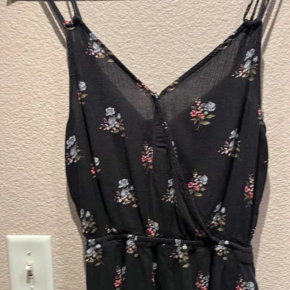 American Eagle Women’s Black Floral Viscose Romper Size Small Long - Image 3