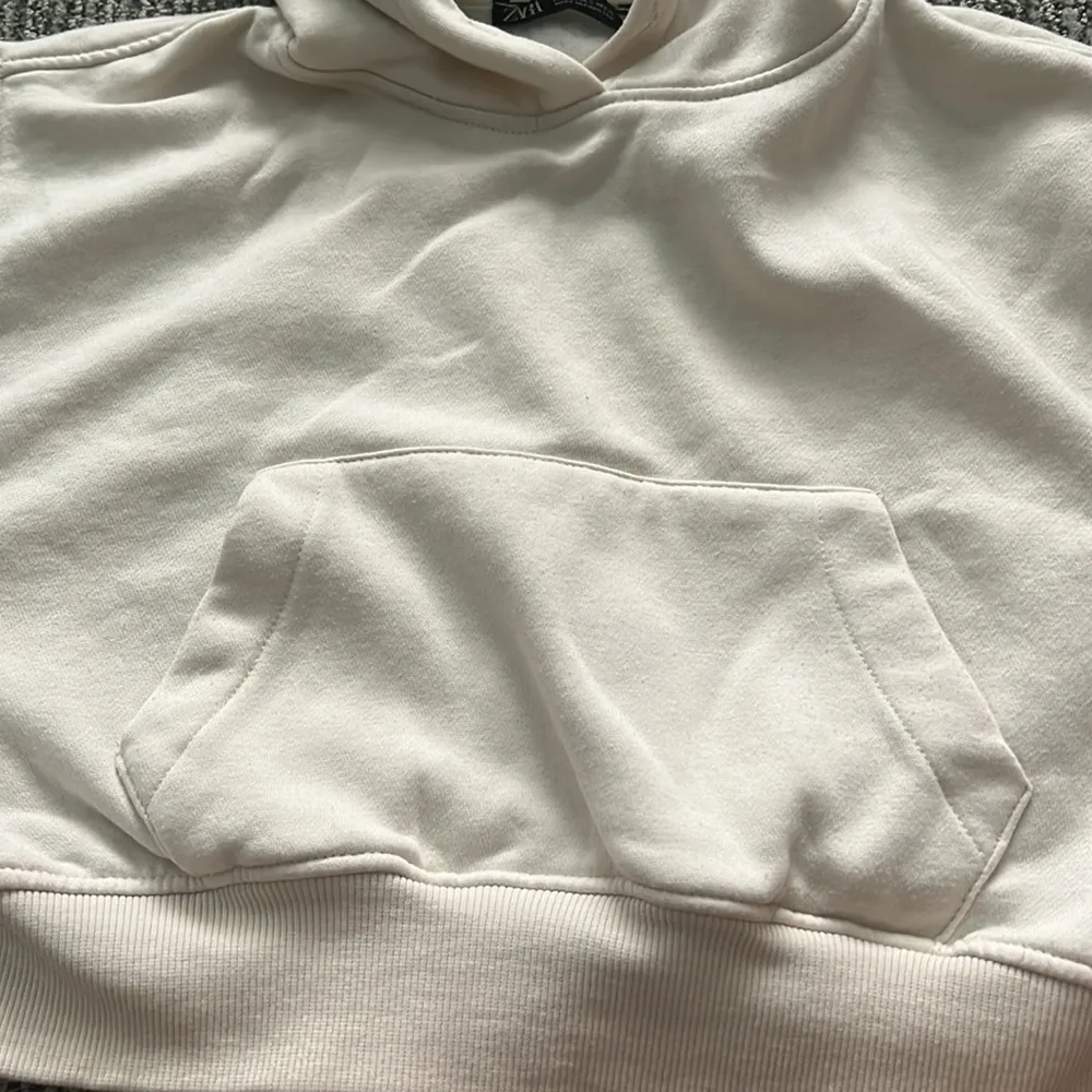 Zara Cropped Cream Hoodie - Image 3
