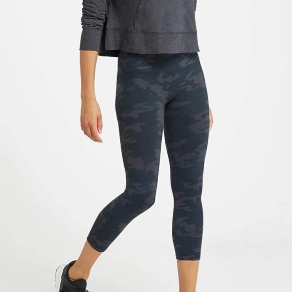 SPANX Look at Me Now Seamless Cropped Camo Leggings- Size Medium - Image 3