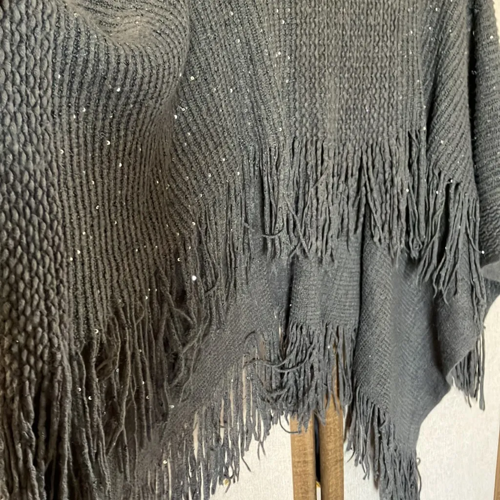 FINAL MARKDOWN Elegant Gray Knit fringed poncho 29 palms Size undefined - Image 4