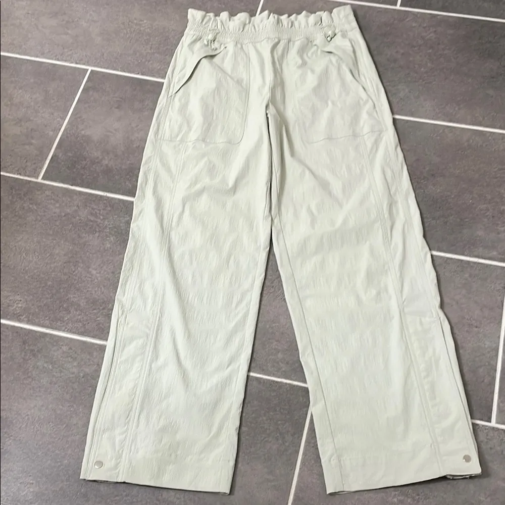 Athleta Trekkie High Rise Parachute Pant in Celadon Tint Green size 6 - Image 3