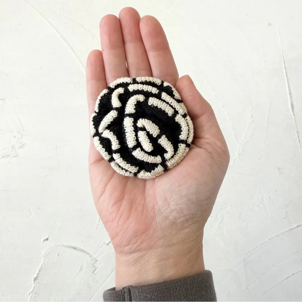 ST JOHN Santana Knit Black & White Flower 3-D Rosette Pin Brooch - Image 4