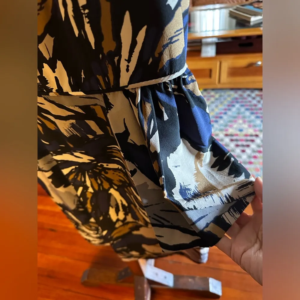 - Abstract Print Silk Sleeveless
Dress Sz 2 XS - Image 3