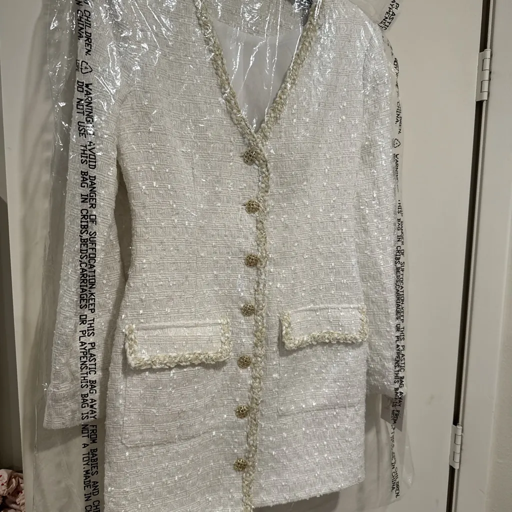 Elegant White Textured Coat with Black Bow - Image 2