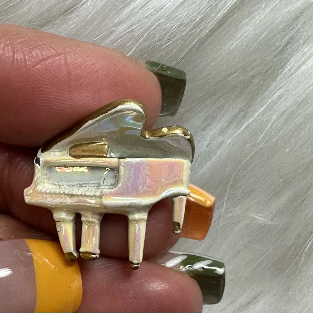 Iridescent Piano Brooch White - Image 4