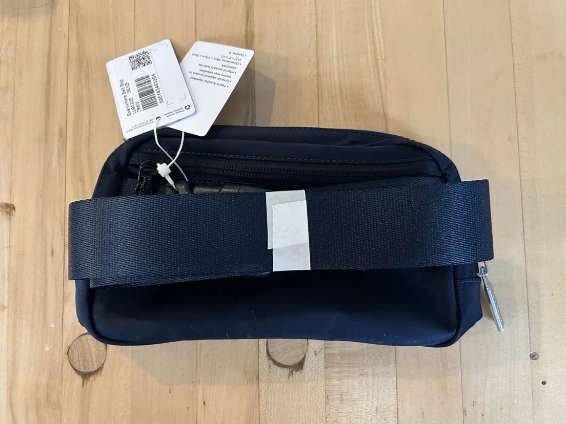 Everywhere Belt Bag Black New With Tags 1L - Image 2