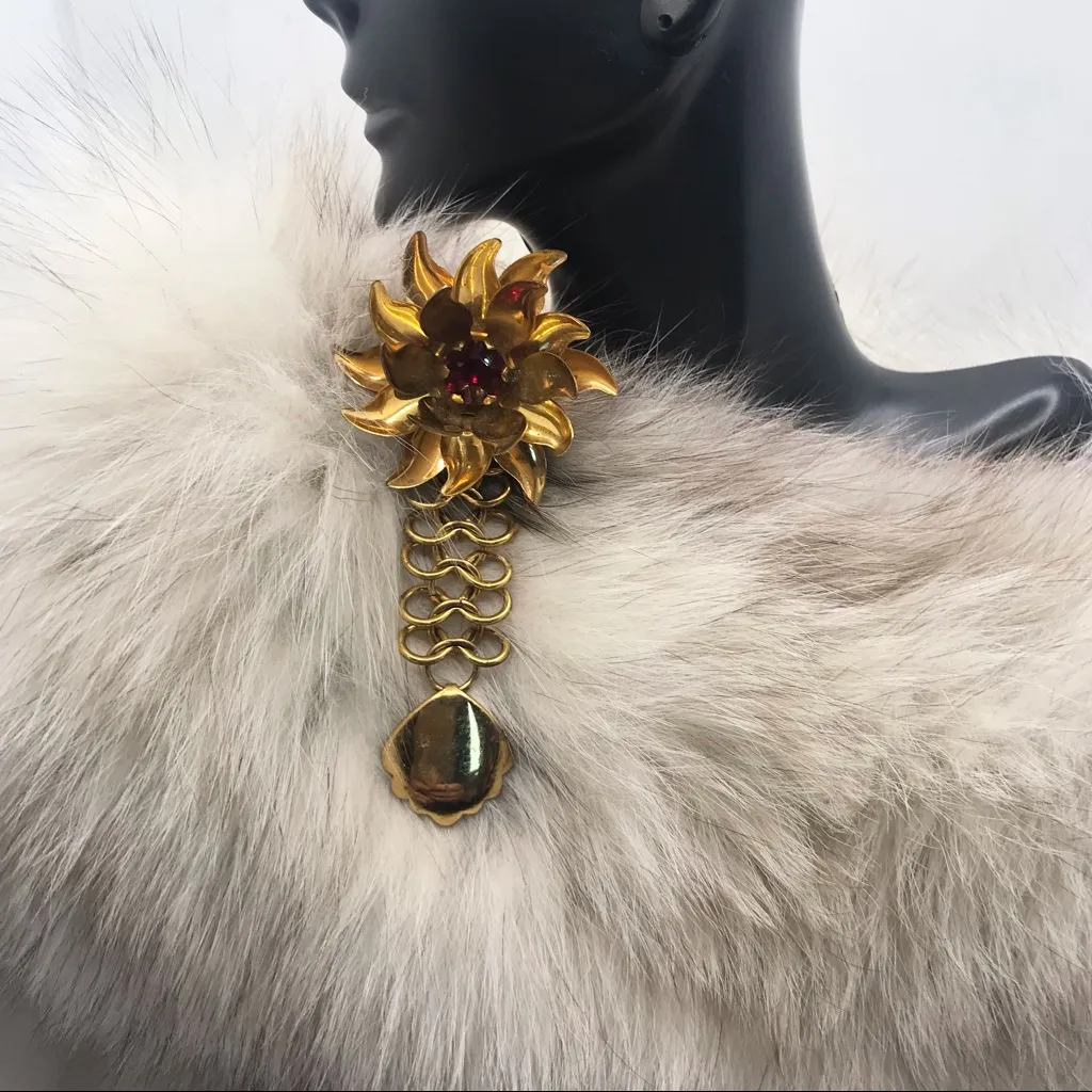 VINTAGE CIRCA 1960'S GOLD TONE BROOCH WITH RED RHINESTONE DETAIL - Image 4