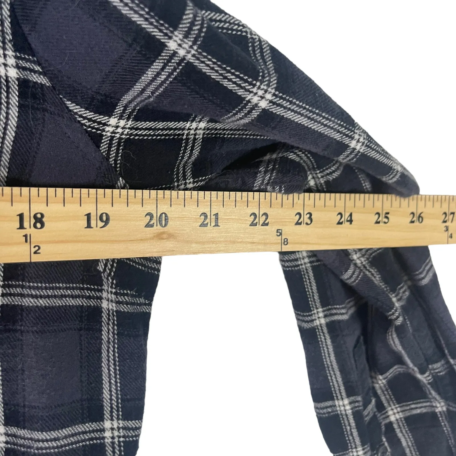 Woolrich Women's Size Large Black Grey Plaid Flannel Button Up‎ Top - Image 6