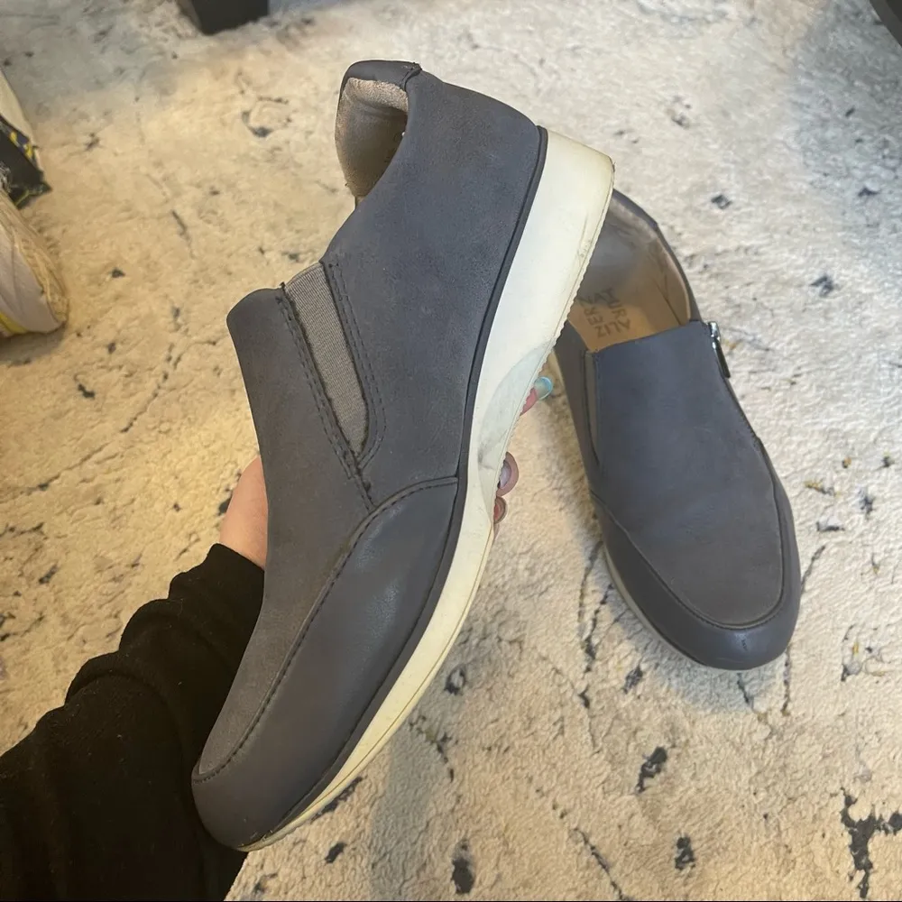 Naturalizer Gray Finny Sneakers with Side Zipper Size 10 - Image 6