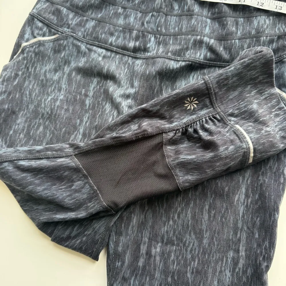 Athleta Reptile Relay Capri Leggings Size Medium - Image 8