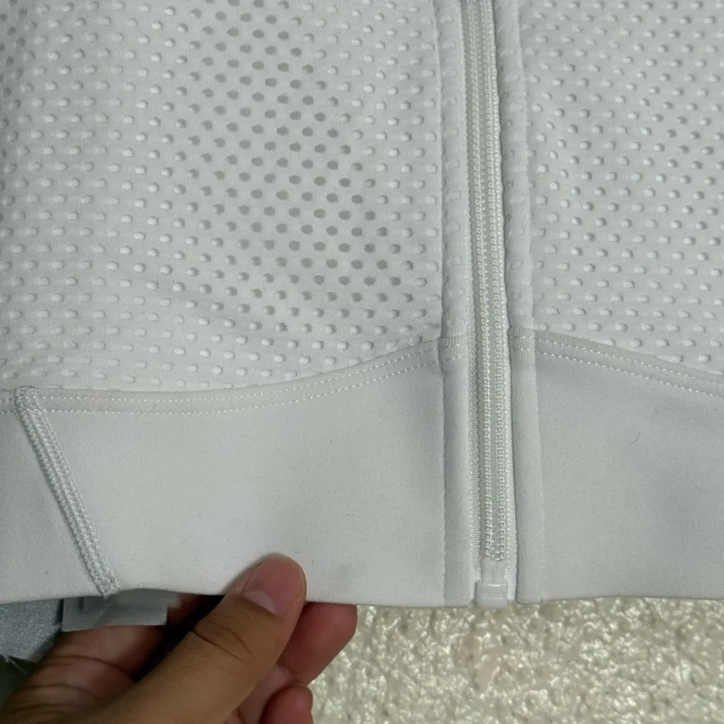 Lorna Jane THE ONE Sports Bra size Medium in white color - Image 7