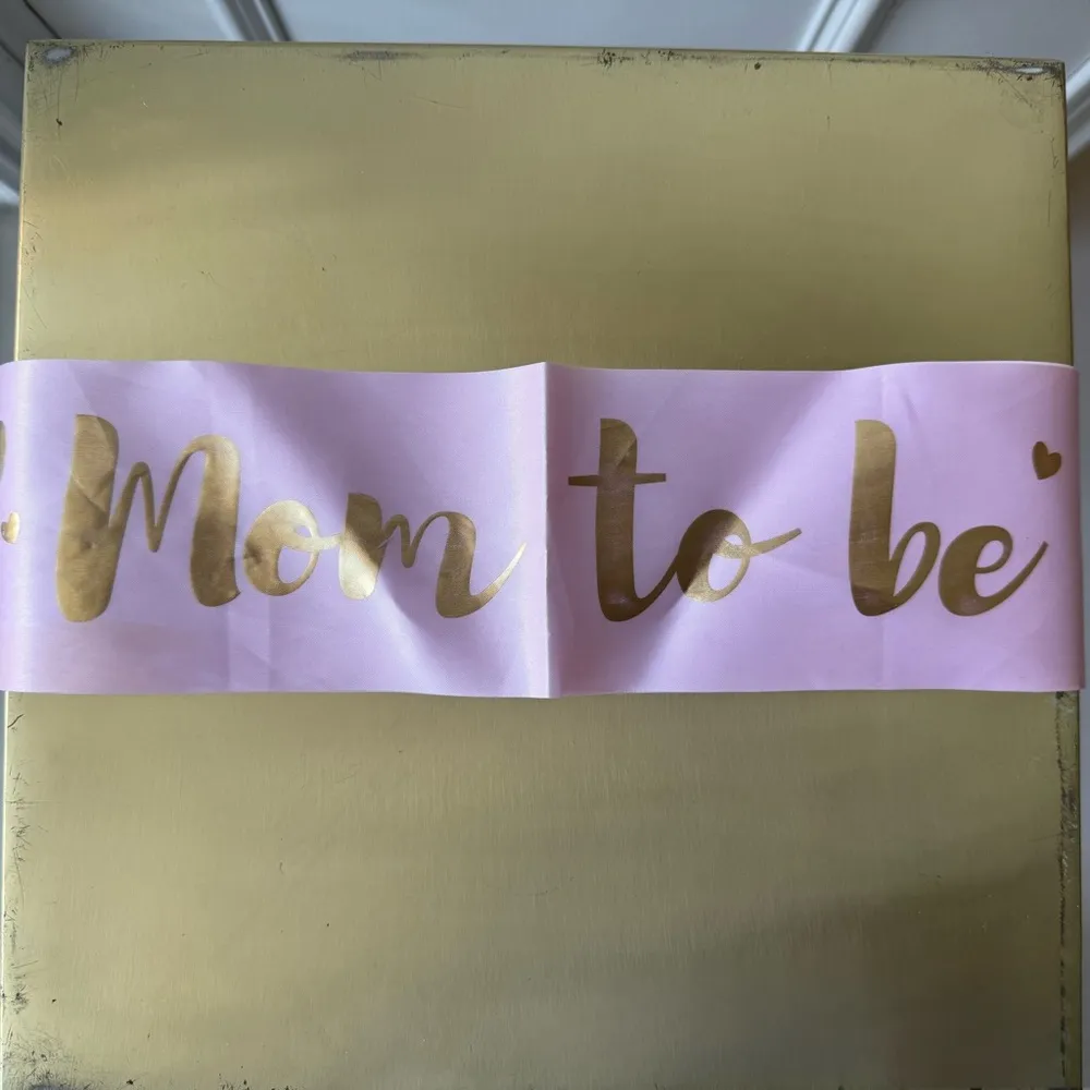 Pink and Gold 'Mom to Be' Sash with Floral Decoration - Image 6
