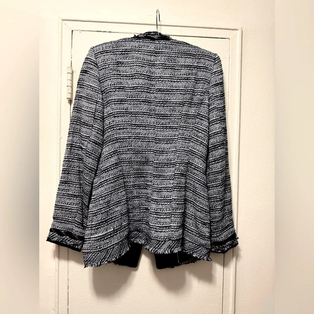 $180 White House Black Market BLUE and Silver TWEED Boucle JACKET size 2 - Image 4