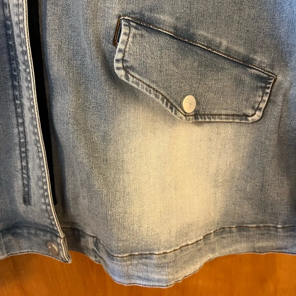 LOGO by Lori Goldstein Zipper Front Blue Denim Jacket Cloud Wash Pockets Size 14 - Image 6