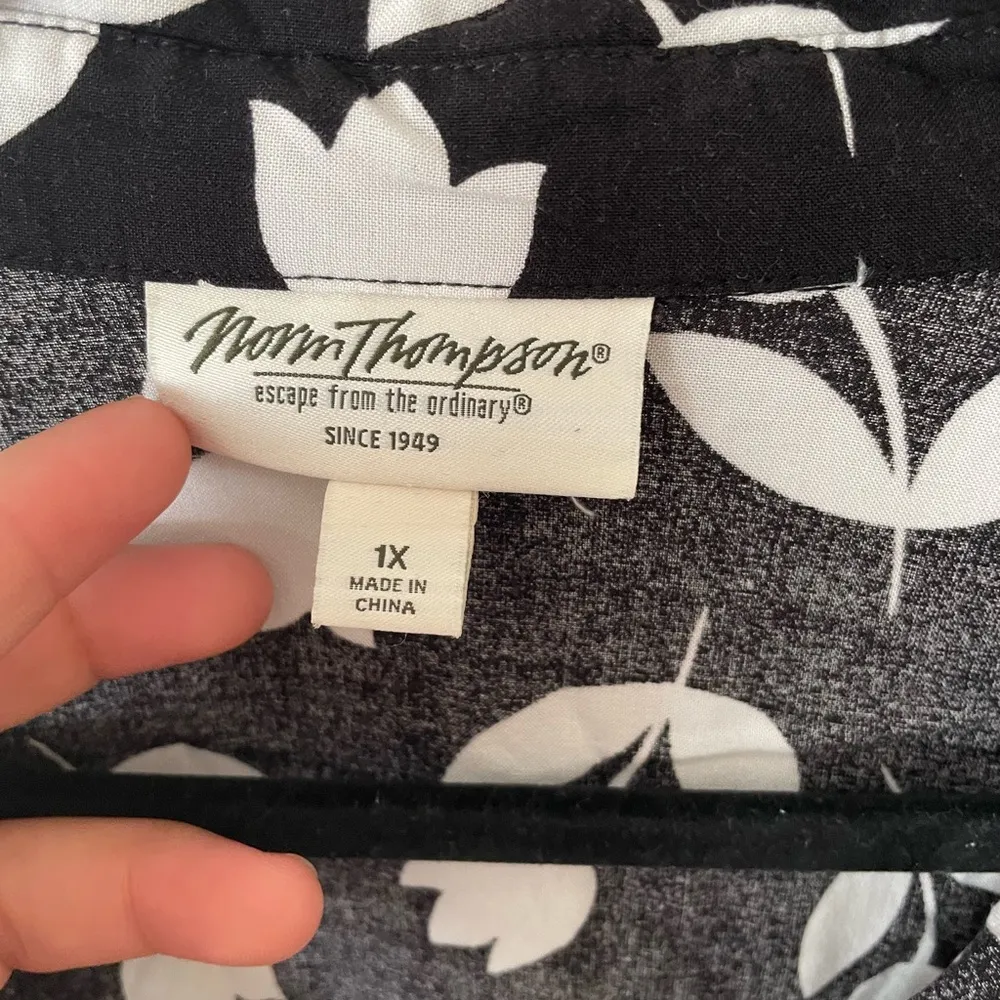 Black w/ Flower print midi dress Size 1X - Image 2