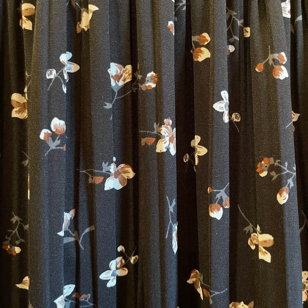 Jon & Anna contemporary pleated skirt. Size XL - Image 5