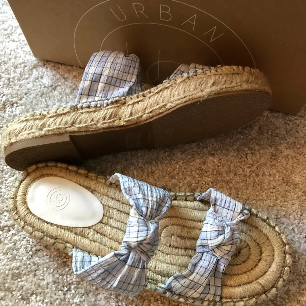 sandals, size 8, run small - Image 3