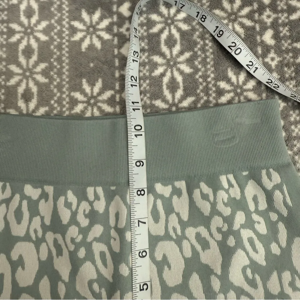 NWT Sweaty Betty Leopard Jacquard Base Layer Leggings Blue Leopard Paint Small - Image 10