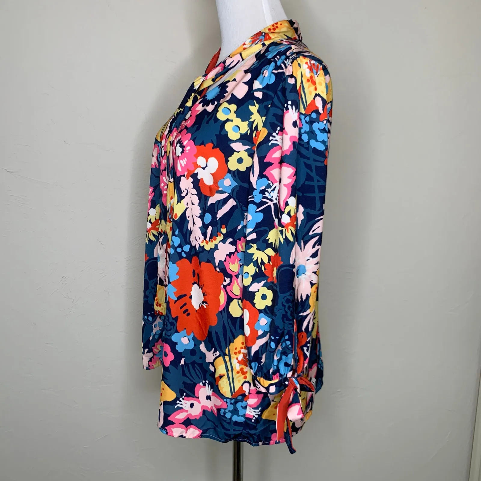 Modcloth Bright Floral Tie Neck Blouse Sz Medium - Image 3