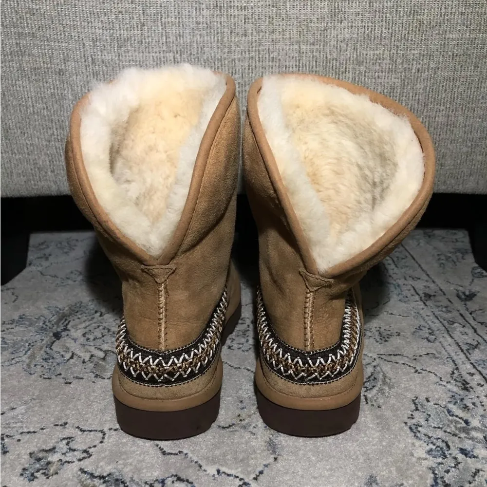 UGG  Classic Short Crescent Chestnut - Image 8