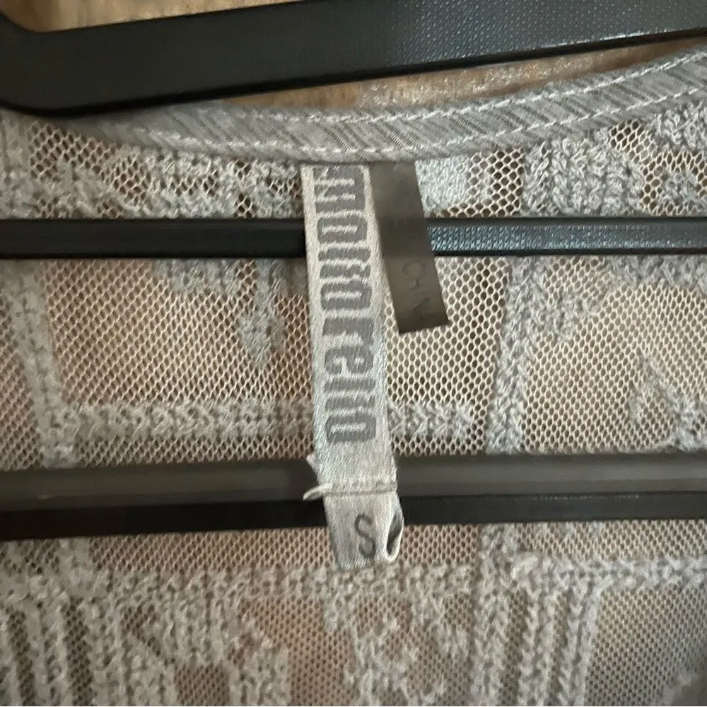 Monoreno  Grey Gauzy Lace Top. Size Small - Image 11