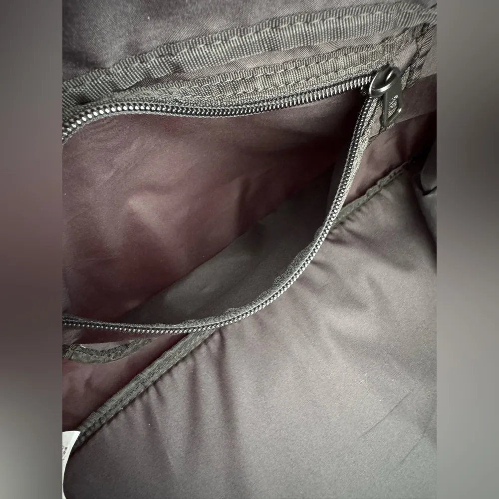 Nike Unisex Black and White Logo Radiate Club Duffel Weekender Gym Bag - Image 13