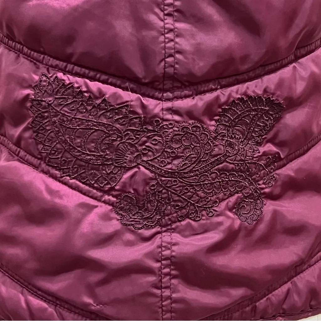 Maurices Maroon Puffer Vest with Embroidered Floral Detail Size Small - Image 9