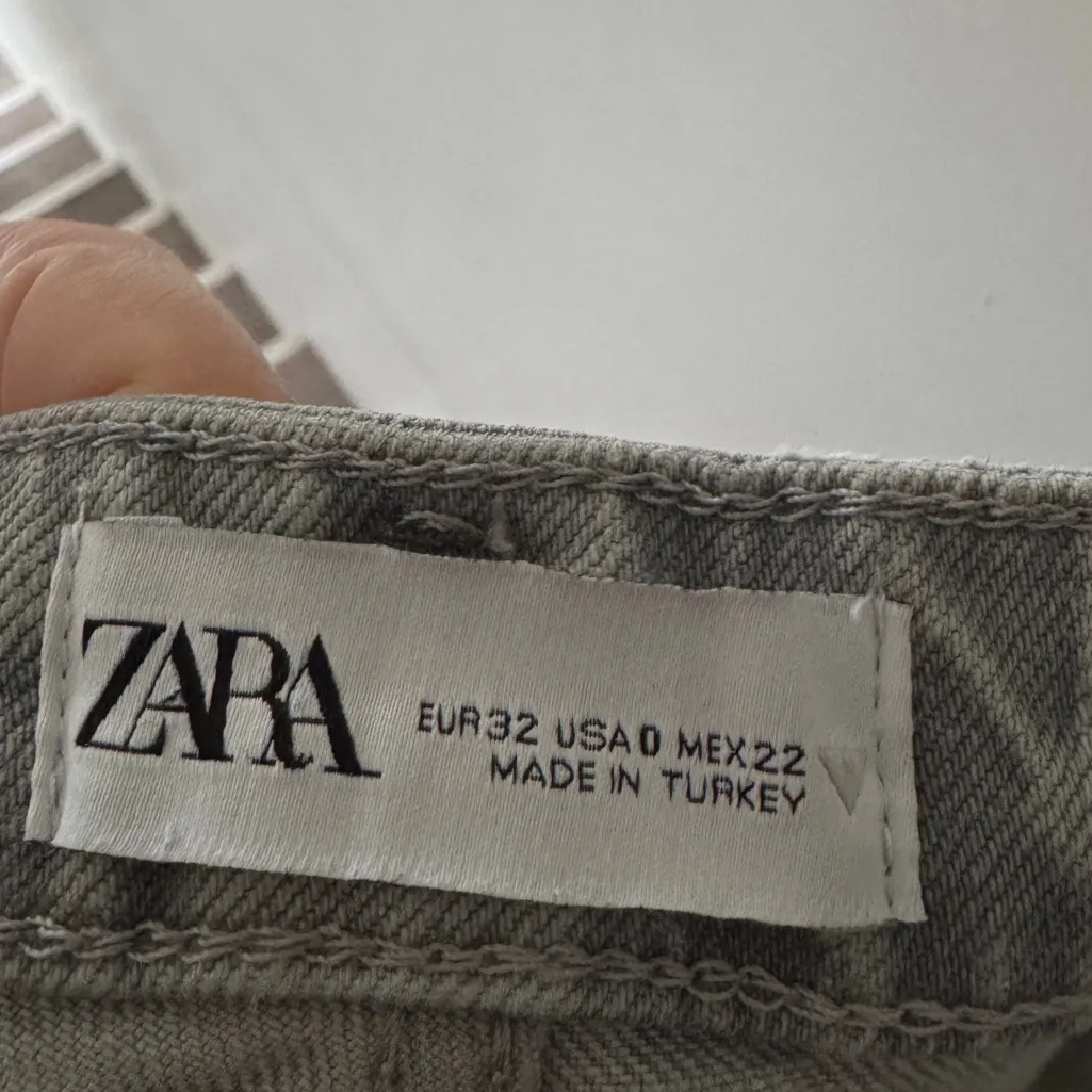 Zara Distressed Mom Jeans Grey Wash Size 0 - Image 5