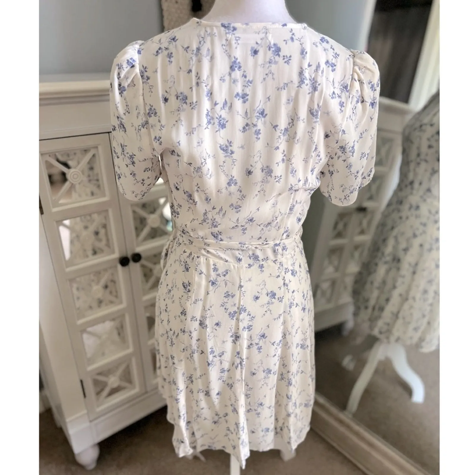 Reformation Ellwood floral wrap dress small - Image 5