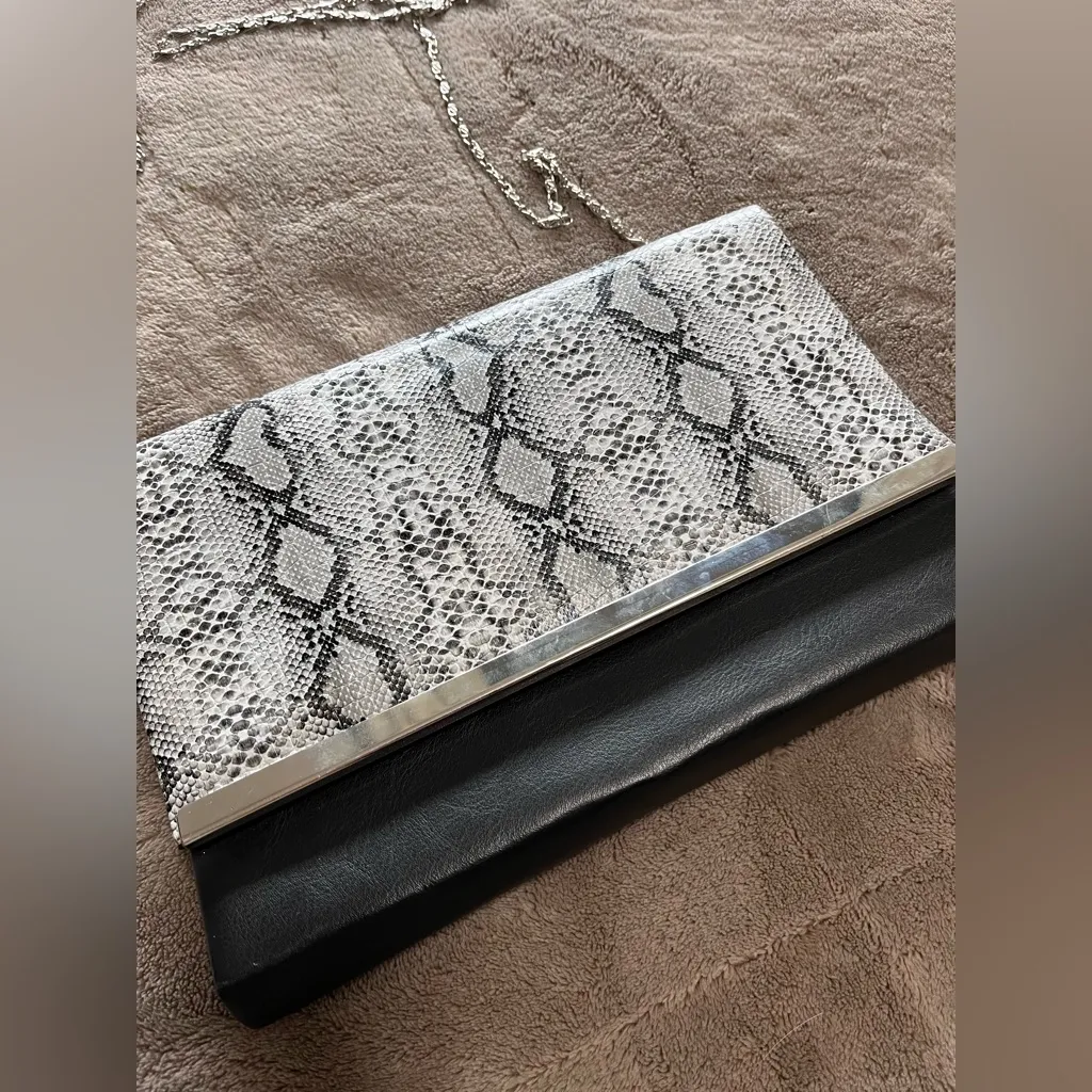 Chic Snakeskin Print Purse Clutch Handbag Metal Chain Strap EUC Black - Image 9