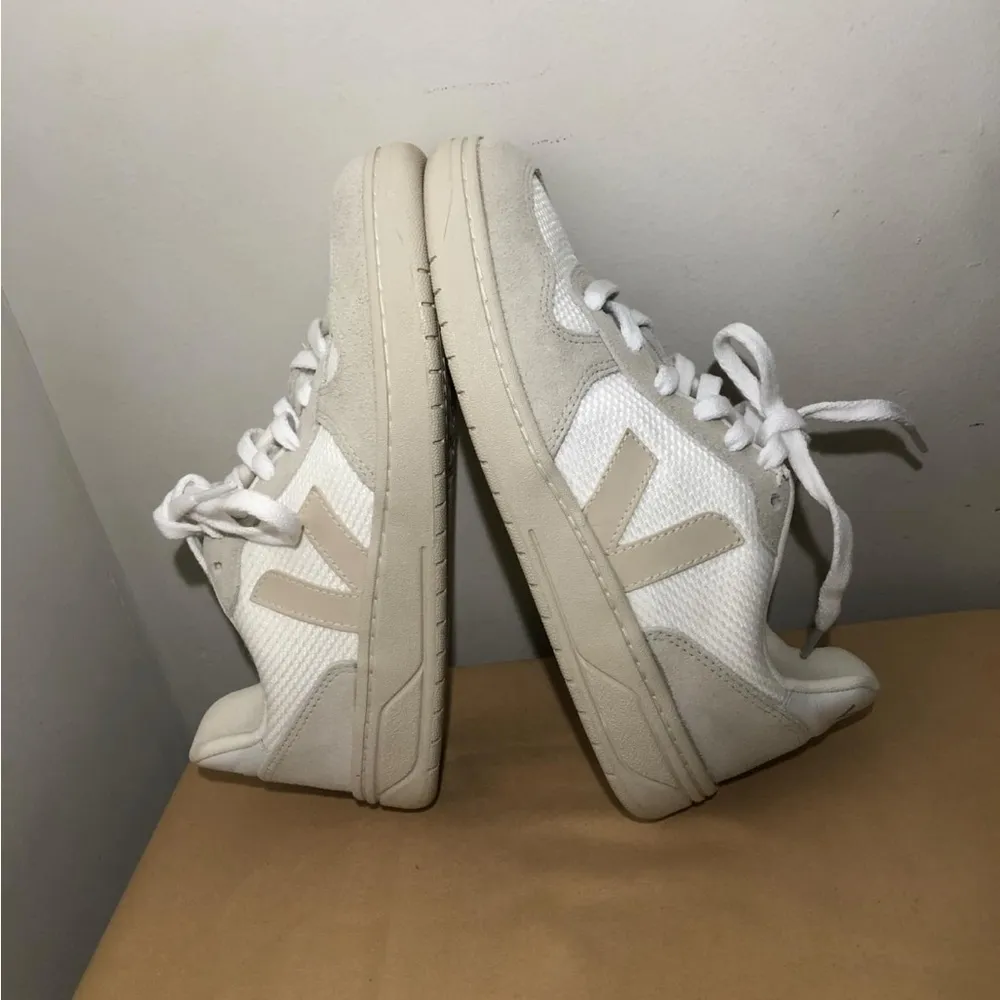 Veja V-10 Women’s Sneakers - Image 5