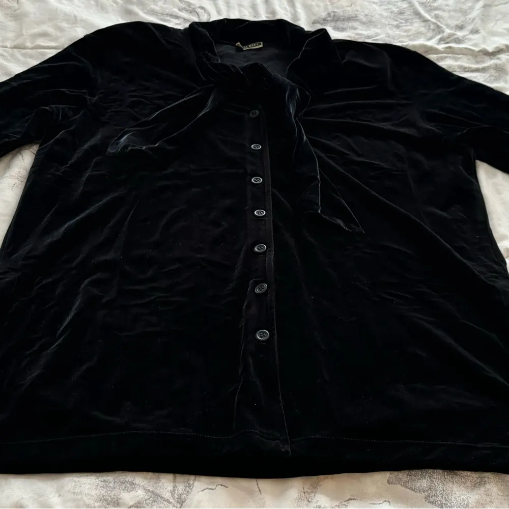 Vintage Discreet velvet black velour button down front ties blouse, one size - Image 12