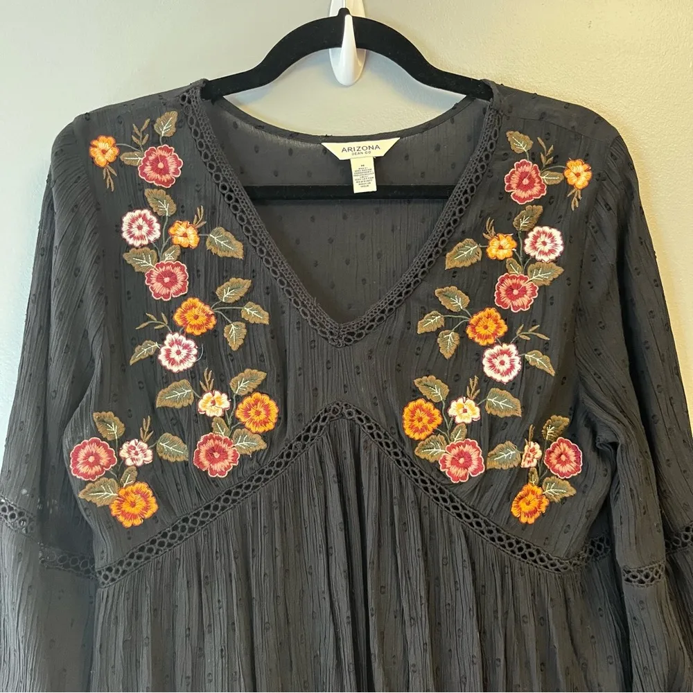 Arizona Jeans Co Blouse Black Floral Embroidered V Neck Swiss Dot Boho Top M EUC - Image 2