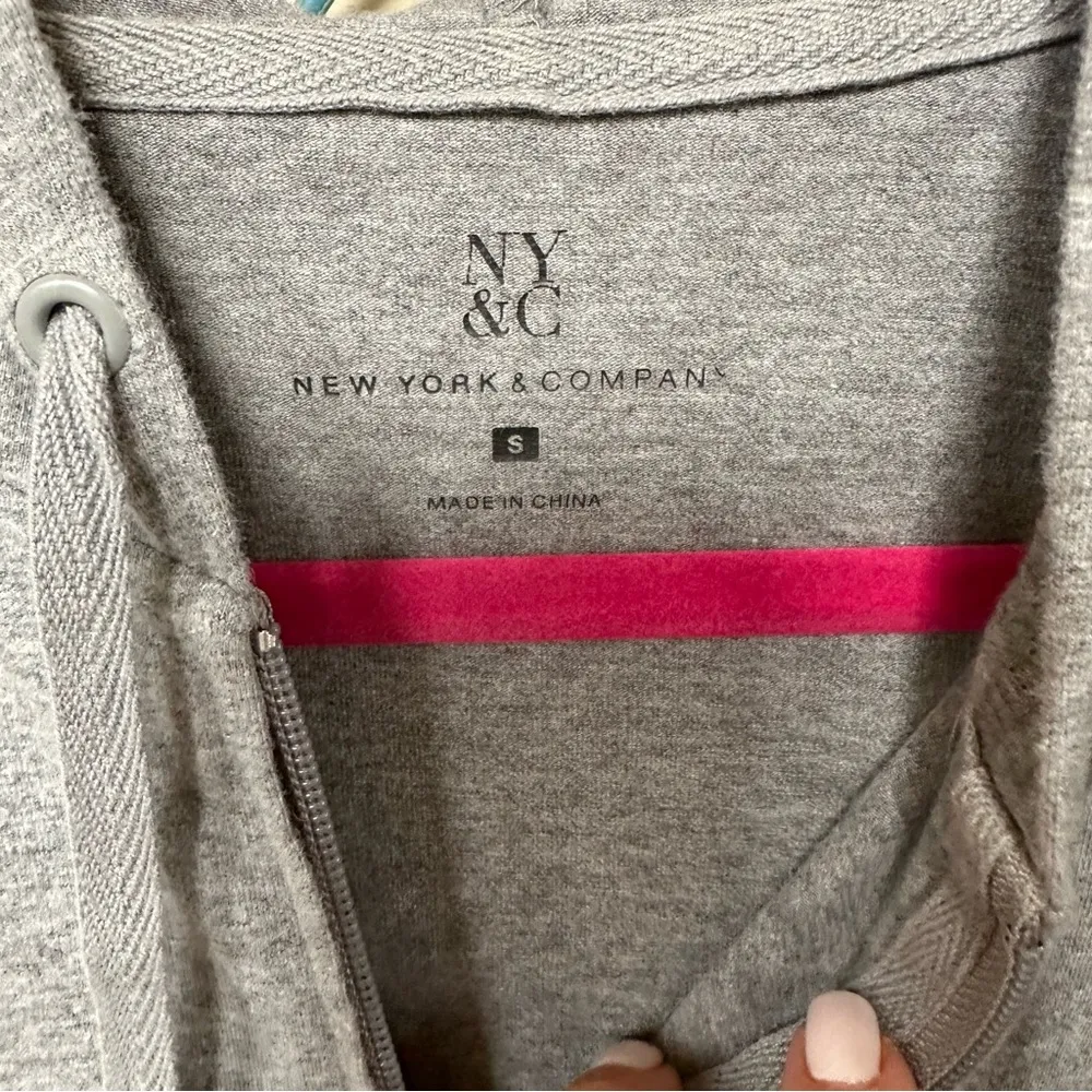 ❤️New York & Company gray hoodie with NYC skyline on back Small CLEARANCE - Image 3