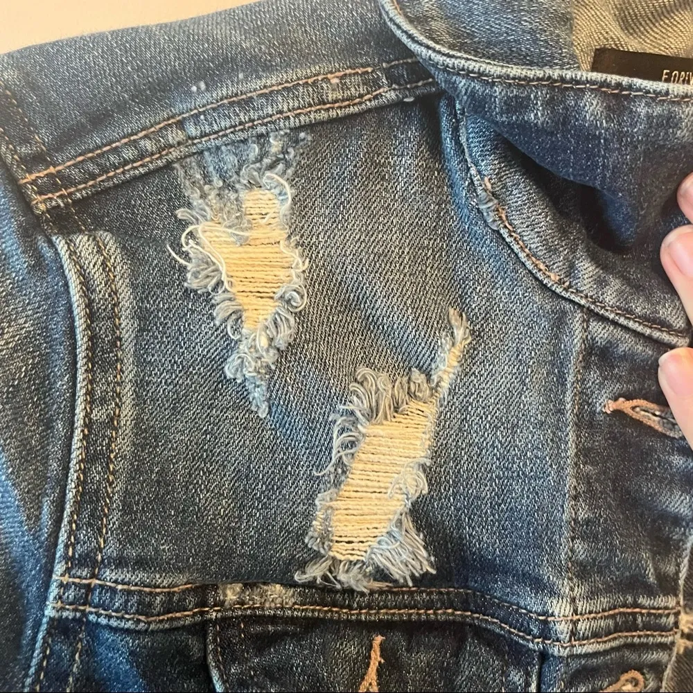 FOREVER 21  Medium Wash Distressed Denim Jacket Size Small - Image 9