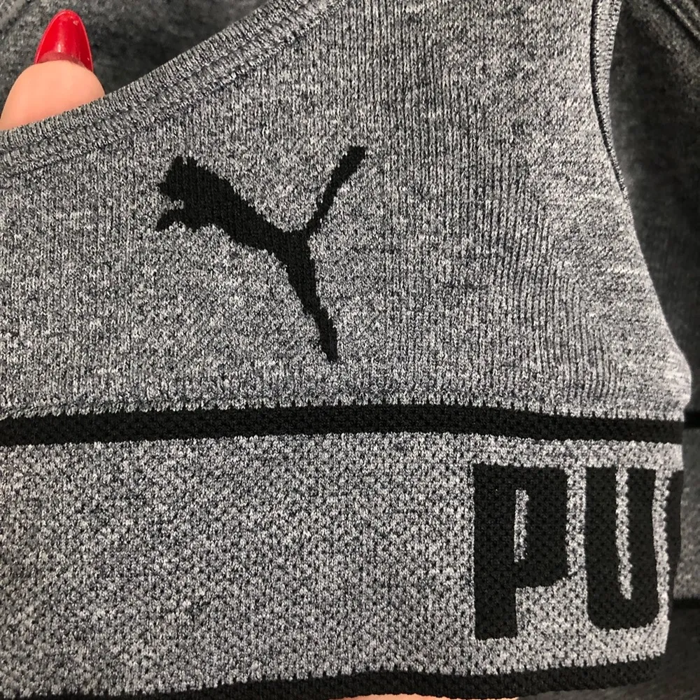 Puma Grey/Black Seamless Sports Bra. Size Medium - Image 5