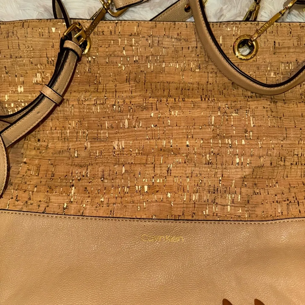 ￼Gorgeous oversized Calvin Klein purse with Crossbody attachment. Tan gold cork - Image 2