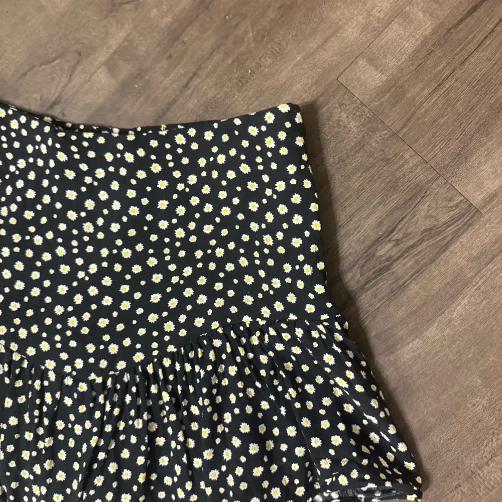 NWOT ZARA DAISY PRINT RUFFLED MINI SKIRT w BUILT IN SHORTS - Image 7