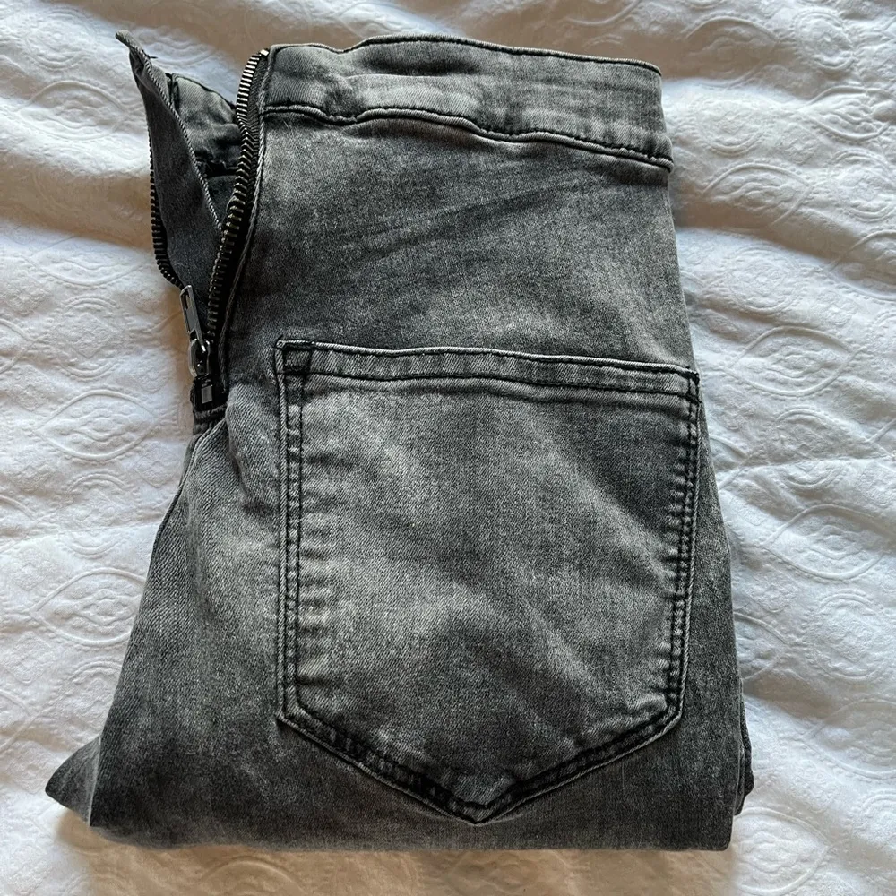 High waisted back zip gray skinny jeans - Image 8