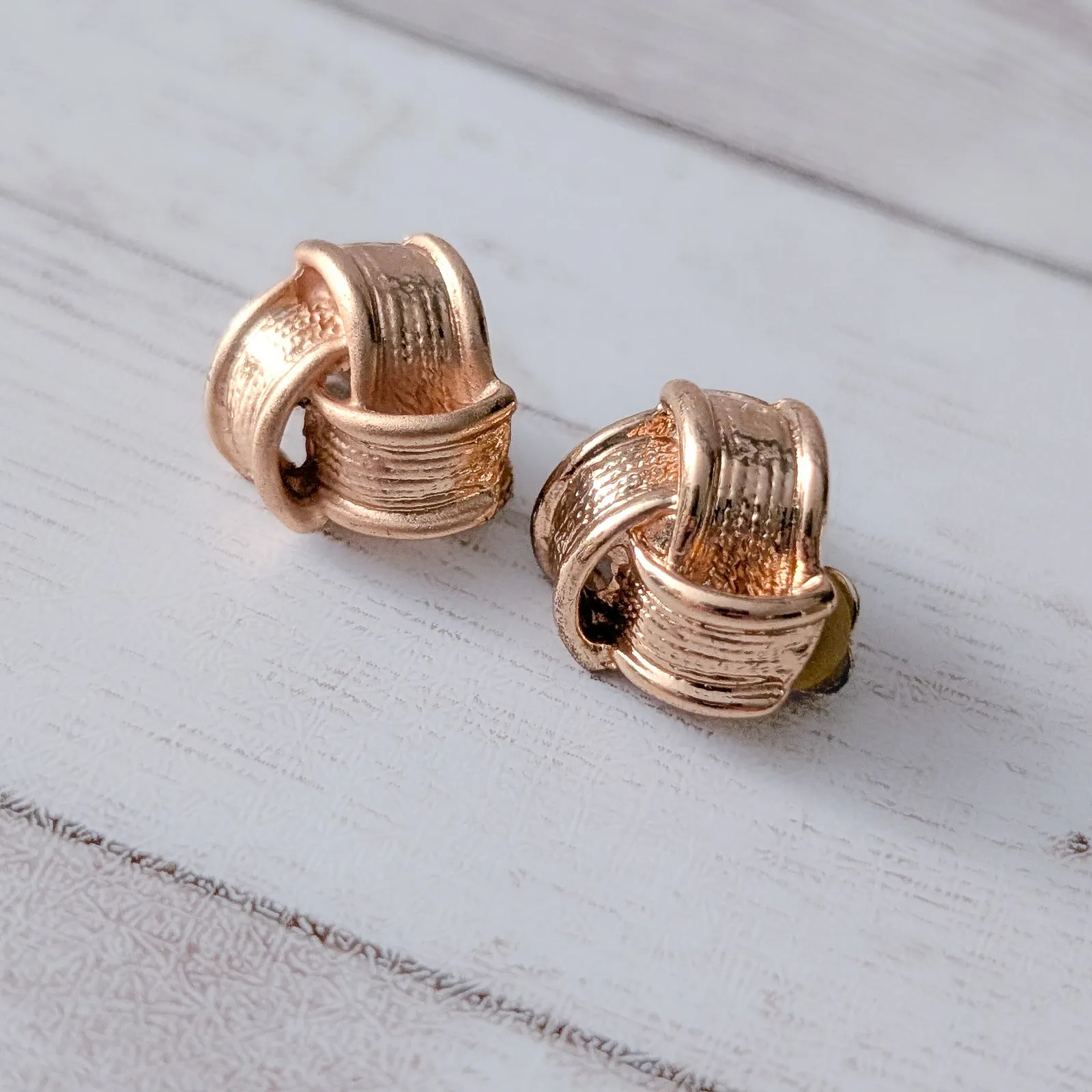 Vintage Clip On Earrings Warm Gold Tone Knot Shape 5/8" Stylish - Image 4