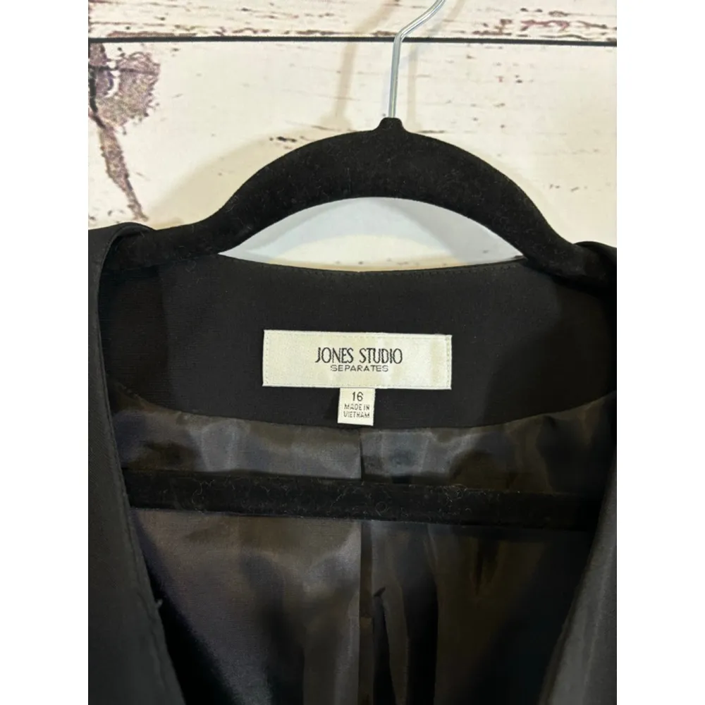 Women's Jones Studio Black Blazer Size 16 - Image 2