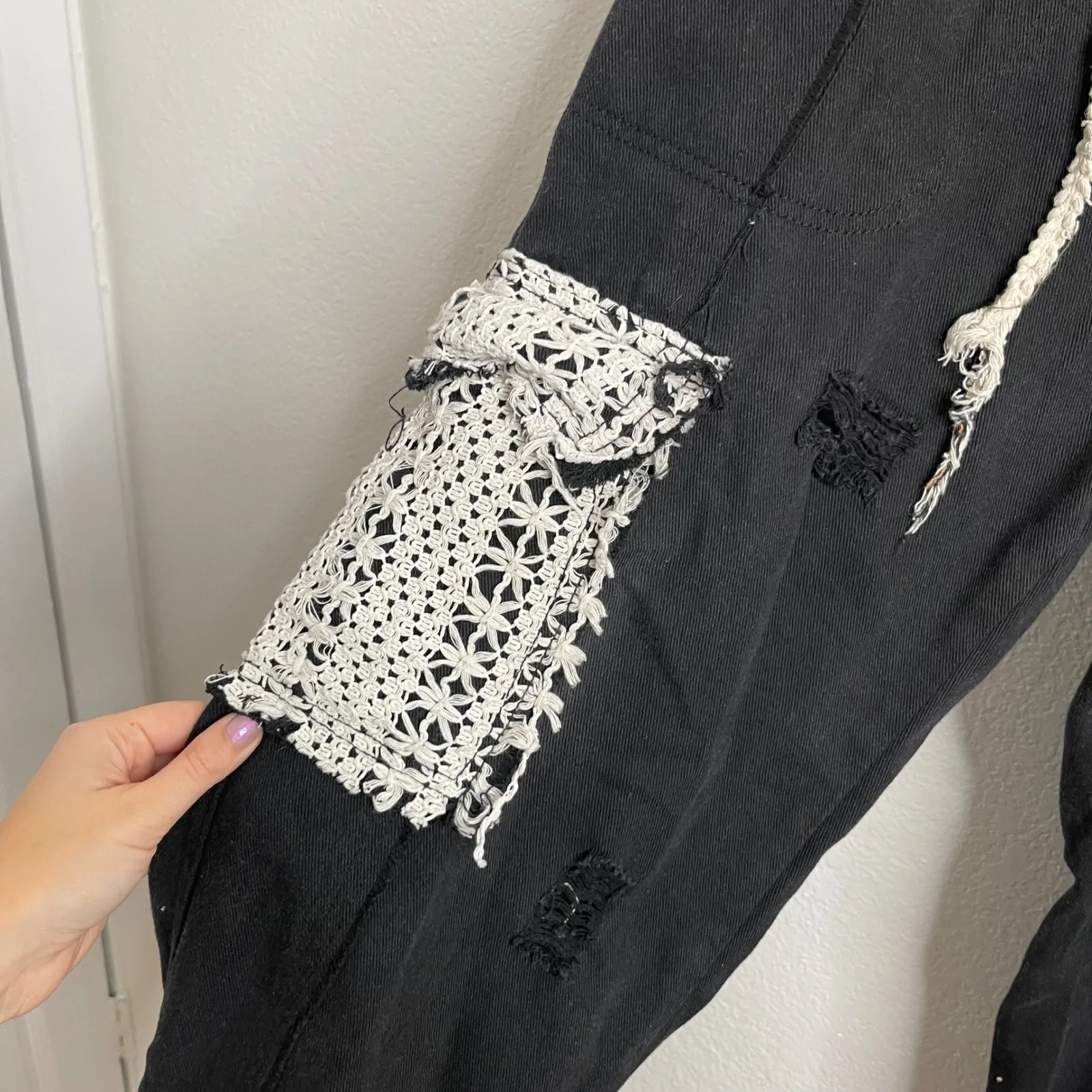 POL Black Lace Patch Distressed Cargo Jogger Pants Womens Size M - Image 4