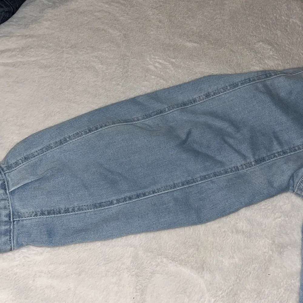 RISEN | LIGHT WASHED DISTRESSED JEAN JACKET | WOMENS SIZE LARGE | BUBBLE SLEEVE - Image 15