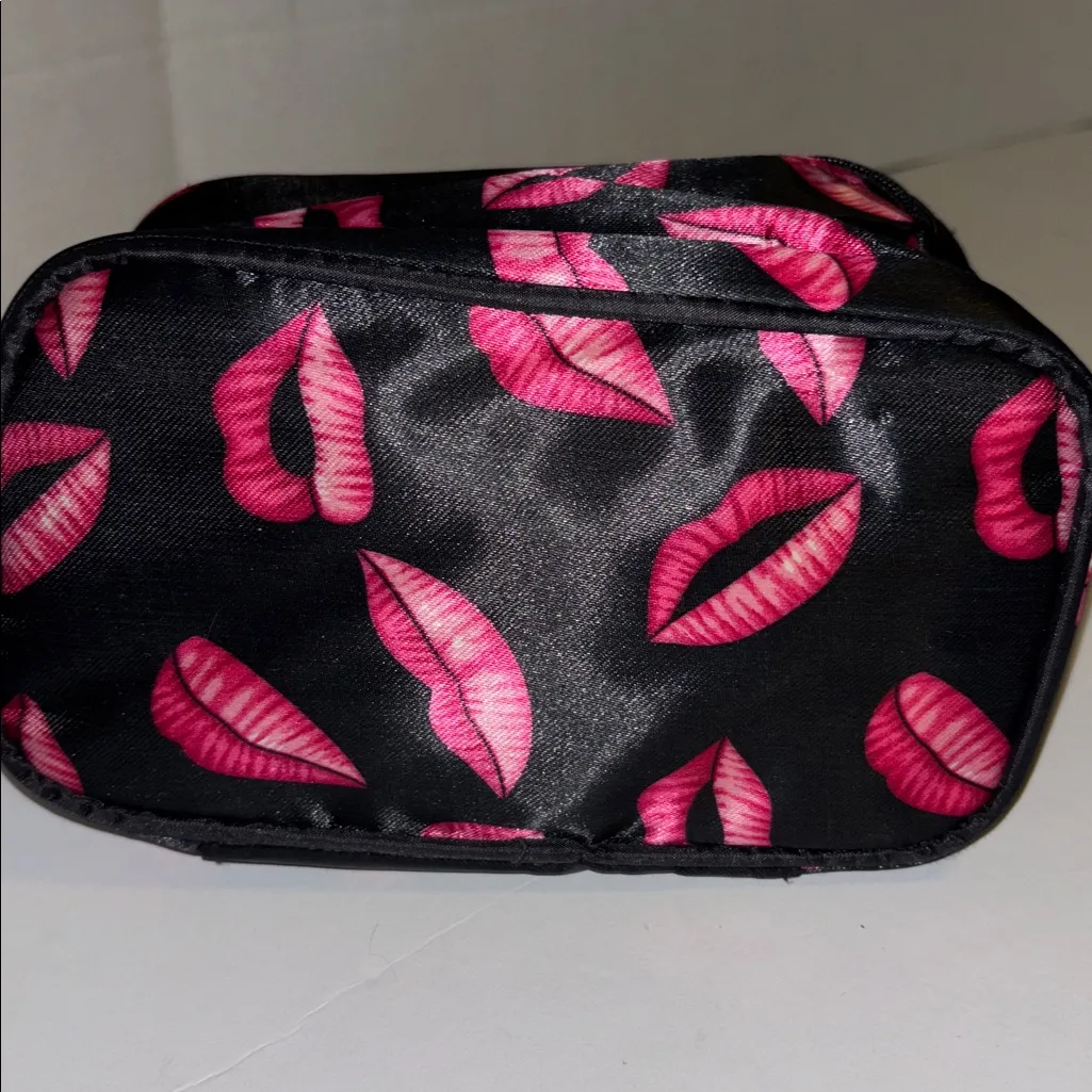 BLACK WITH PINK/RED LIP DESIGN COSMETICS CASE ZIPPER CLOSURE SMALL MIRROR INSIDE - Image 3