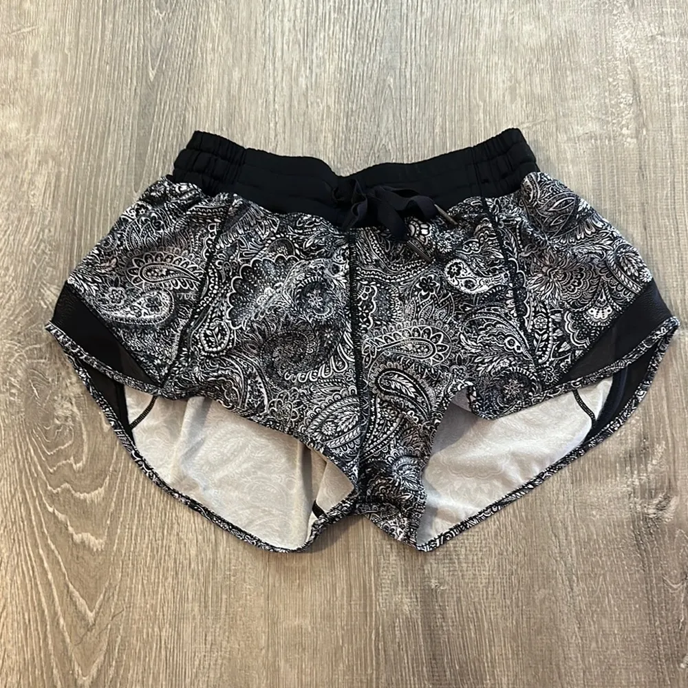 Lululemon Hotty Hot Sz 4 Women Black & White Paisley Workout Yoga Lounge Shorts - Image 2