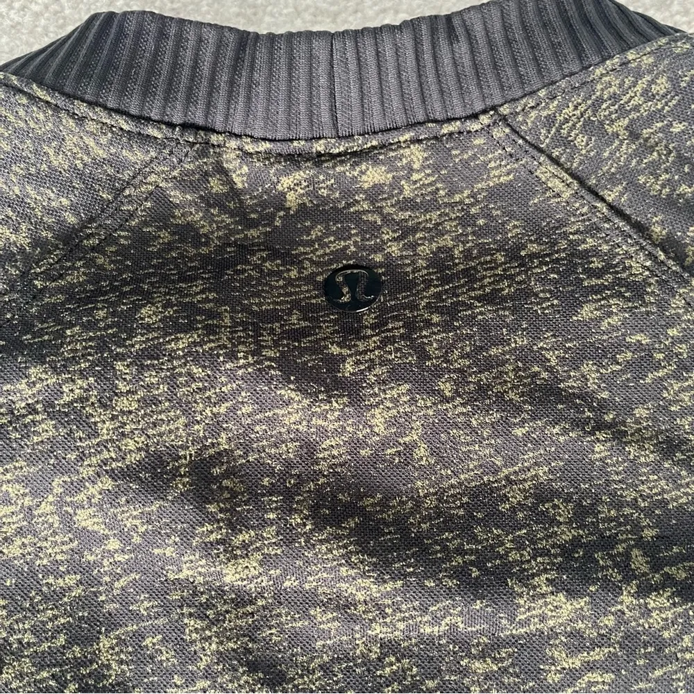 Lululemon Rest Less Pullover Black Armory Olive Green Size 4 Thumb holes Stretch - Image 8